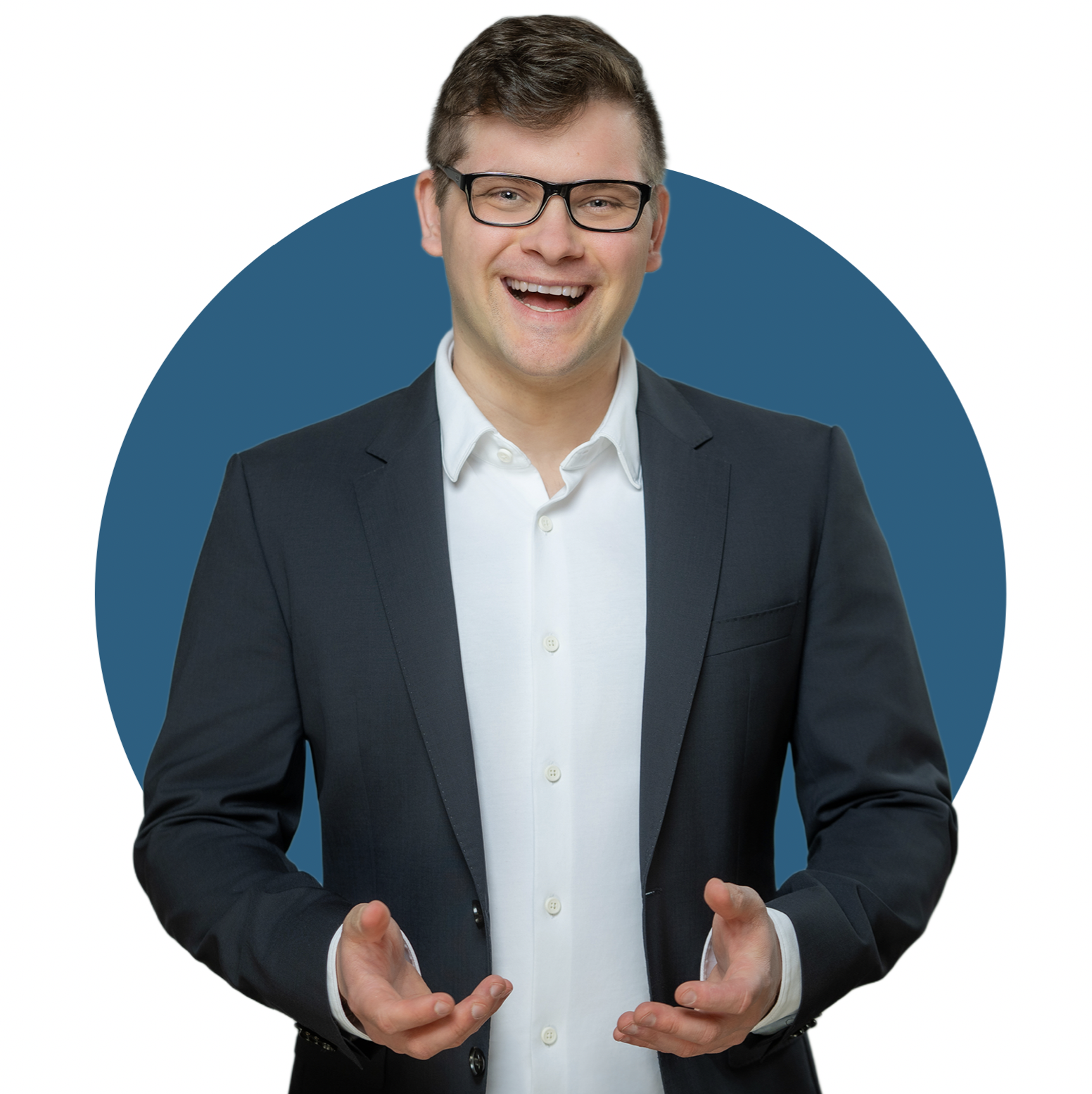Elias Ladenburger lacht und gestikuliert mit beiden Händen